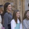 Le roi Felipe VI d'Espagne et la reine Letizia d'Espagne avec leurs filles la princesse Leonor des Asturies et l'infante Sofia lors de la messe de Pâques à Palma de Majorque le 1er avril 2018
