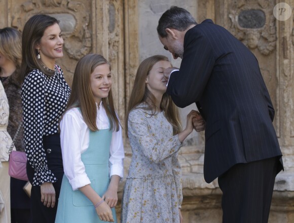 Le roi Felipe VI d'Espagne et la reine Letizia d'Espagne avec leurs filles la princesse Leonor des Asturies et l'infante Sofia lors de la messe de Pâques à Palma de Majorque le 1er avril 2018