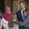 La princesse Leonor des Asturies avec ses parents le roi Felipe VI et la reine Letizia d'Espagne lors de la messe de Pâques à Palma de Majorque le 1er avril 2018