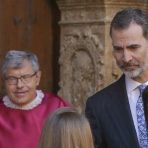 La princesse Leonor des Asturies avec ses parents le roi Felipe VI et la reine Letizia d'Espagne lors de la messe de Pâques à Palma de Majorque le 1er avril 2018