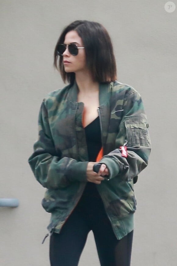Jenna Dewan se rend à son cours de yoga à Studio City. Jenna laisse la porte de sa voiture ouverte et fait demi tour à mi chemin pour fermer. le 2 avril 2018