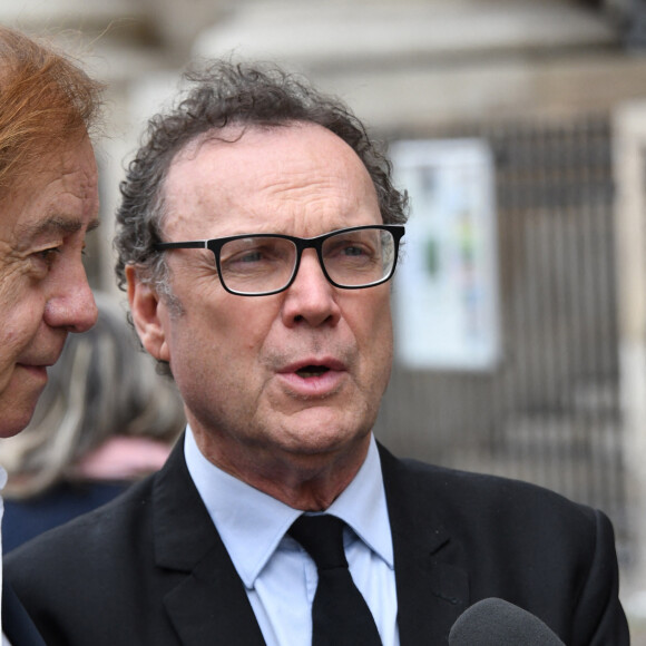 Daniel Lauclair et Julien Lepers lors de la messe en souvenir de Gonzague Saint Bris en l'église Saint-Sulpice à Paris, le 28 septembre 2017.28/09/2017 - Paris