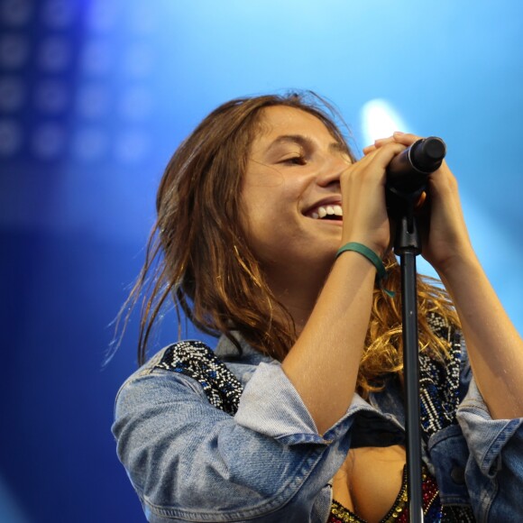 Izïa Higelin - Quatrième jour du festival Fnac Live sur le parvis de l'Hôtel de Ville à Paris. Le 18 juillet 2015