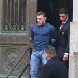 Conor McGregor, menotté, quittant le commissariat de Brooklyn pour aller au tribunal le 6 avril 2018 à New York au lendemain de son attaque contre un bus de combattants de l'UFC.
