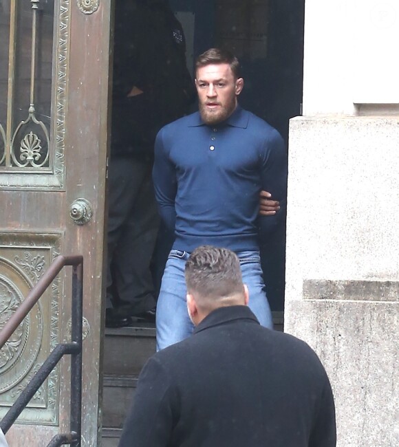 Conor McGregor, menotté, quittant le commissariat de Brooklyn pour aller au tribunal le 6 avril 2018 à New York au lendemain de son attaque contre un bus de combattants de l'UFC.