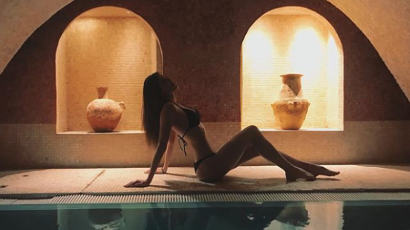 Iris Mittenaere, sublime en bikini dans un spa : Kev Adams apprécie le spectacle
