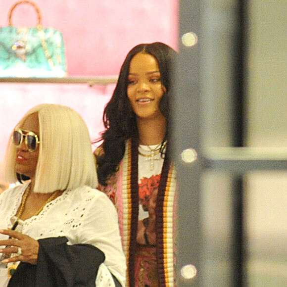 Rihanna fait du shopping dans un magasin Gucci à Milan le 6 avril 2018.
