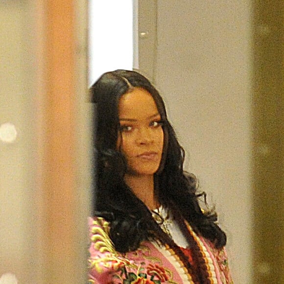 Rihanna fait du shopping dans un magasin Gucci à Milan le 6 avril 2018.