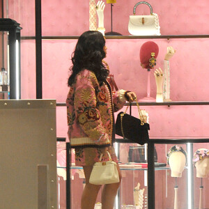 Rihanna fait du shopping dans un magasin Gucci à Milan le 6 avril 2018.