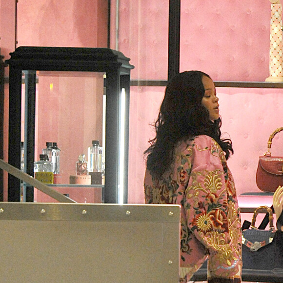 Rihanna fait du shopping dans un magasin Gucci à Milan le 6 avril 2018.