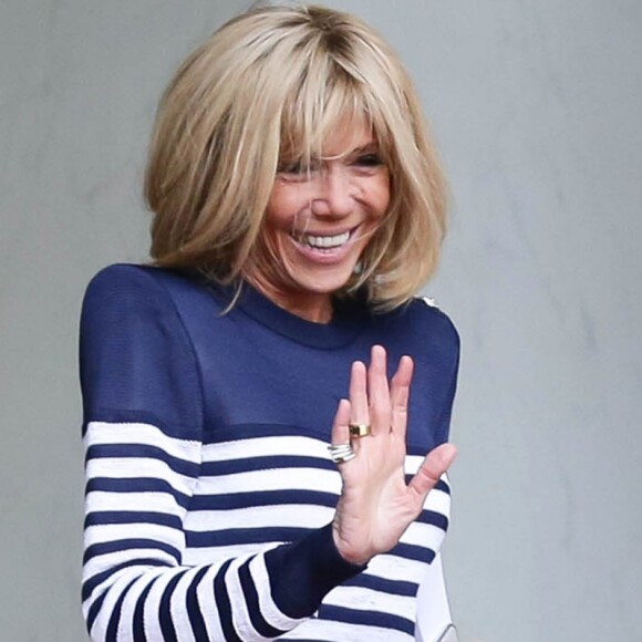 Brigitte Macron sort sur le perron du palais de l'Elysée pendant l'installation du tapis rouge avant l'arrivée de Mohammed VI, le roi du Maroc, à Paris le 10 avril 2018. © Stéphane Lemouton / Bestimage