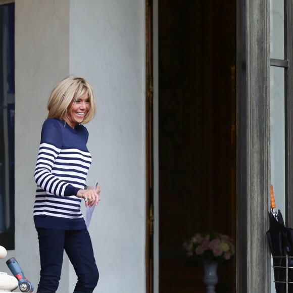 Brigitte Macron sort sur le perron du palais de l'Elysée pendant l'installation du tapis rouge avant l'arrivée de Mohammed VI, le roi du Maroc, à Paris le 10 avril 2018. © Stéphane Lemouton / Bestimage