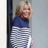 Brigitte Macron sort sur le perron du palais de l'Elysée pendant l'installation du tapis rouge avant l'arrivée de Mohammed VI, le roi du Maroc, à Paris le 10 avril 2018. © Stéphane Lemouton / Bestimage