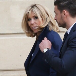 Brigitte Macron sort sur le perron du palais de l'Elysée pendant l'installation du tapis rouge avant l'arrivée de Mohammed VI, le roi du Maroc, à Paris, France, le 10 avril 2018. © Dominique Jacovides/Bestimage