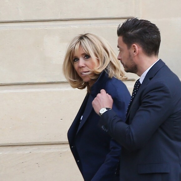 Brigitte Macron sort sur le perron du palais de l'Elysée pendant l'installation du tapis rouge avant l'arrivée de Mohammed VI, le roi du Maroc, à Paris, France, le 10 avril 2018. © Dominique Jacovides/Bestimage