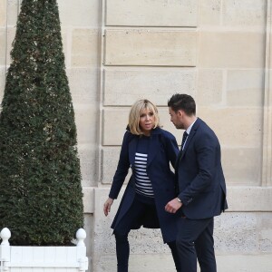 Brigitte Macron sort sur le perron du palais de l'Elysée pendant l'installation du tapis rouge avant l'arrivée de Mohammed VI, le roi du Maroc, à Paris, France, le 10 avril 2018. © Dominique Jacovides/Bestimage