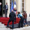 Brigitte Macron sort sur le perron du palais de l'Elysée pendant l'installation du tapis rouge avant l'arrivée de Mohammed VI, le roi du Maroc, à Paris, France, le 10 avril 2018. © Dominique Jacovides/Bestimage