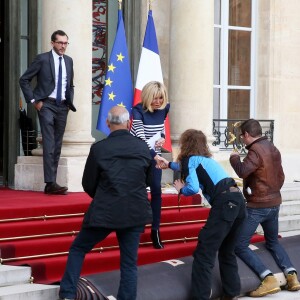 Brigitte Macron sort sur le perron du palais de l'Elysée pendant l'installation du tapis rouge avant l'arrivée de Mohammed VI, le roi du Maroc, à Paris, France, le 10 avril 2018. © Dominique Jacovides/Bestimage