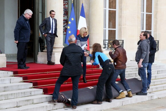 Brigitte Macron sort sur le perron du palais de l'Elysée pendant l'installation du tapis rouge avant l'arrivée de Mohammed VI, le roi du Maroc, à Paris, France, le 10 avril 2018. © Dominique Jacovides/Bestimage