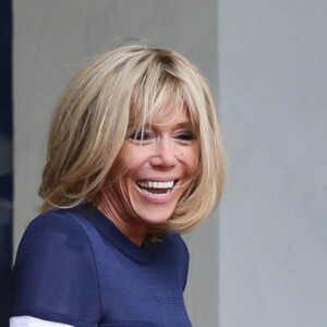 Brigitte Macron sort sur le perron du palais de l'Elysée pendant l'installation du tapis rouge avant l'arrivée de Mohammed VI, le roi du Maroc, à Paris le 10 avril 2018. © Stéphane Lemouton / Bestimage