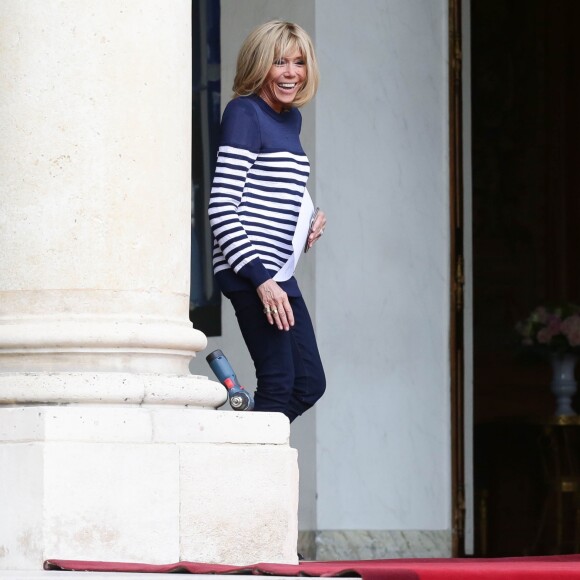 Brigitte Macron sort sur le perron du palais de l'Elysée pendant l'installation du tapis rouge avant l'arrivée de Mohammed VI, le roi du Maroc, à Paris le 10 avril 2018. © Stéphane Lemouton / Bestimage