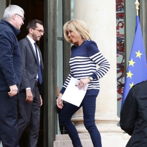 Brigitte Macron sort sur le perron du palais de l'Elysée pendant l'installation du tapis rouge avant l'arrivée de Mohammed VI, le roi du Maroc, à Paris le 10 avril 2018. © Stéphane Lemouton / Bestimage