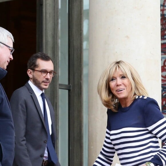 Brigitte Macron sort sur le perron du palais de l'Elysée pendant l'installation du tapis rouge avant l'arrivée de Mohammed VI, le roi du Maroc, à Paris le 10 avril 2018. © Stéphane Lemouton / Bestimage