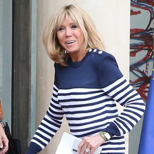 Brigitte Macron sort sur le perron du palais de l'Elysée pendant l'installation du tapis rouge avant l'arrivée de Mohammed VI, le roi du Maroc, à Paris le 10 avril 2018. © Dominique Jacovides / Bestimage