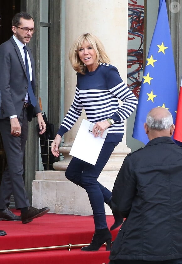 Brigitte Macron sort sur le perron du palais de l'Elysée pendant l'installation du tapis rouge avant l'arrivée de Mohammed VI, le roi du Maroc, à Paris le 10 avril 2018. © Dominique Jacovides / Bestimage