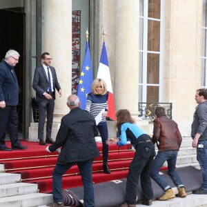 Brigitte Macron sort sur le perron du palais de l'Elysée pendant l'installation du tapis rouge avant l'arrivée de Mohammed VI, le roi du Maroc, à Paris le 10 avril 2018. © Dominique Jacovides / Bestimage