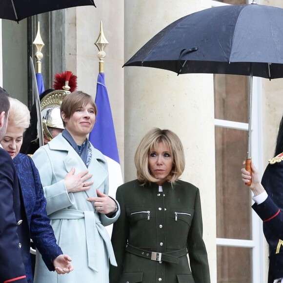 La première dame Brigitte Macron et son mari le président Emmanuel Macron raccompagnent les présidents des états baltes sur le perron de l'Elysée - Le président de la république Emmanuel Macron reçoit les présidents des états baltes, Mme Dalia Grybauskaite, Présidente de la République de Lituanie, M. Raimonds Vejonis, Président de la République de Lettonie et Mme Kersti Kaljulaid, Présidente de la République d'Estonie au Palais de l'Elysée, Paris, France, le 19 avril 2018. © Stéphane Lemouton/Bestimage