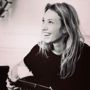 Laura Smet retrouve le sourire sur le tournage de son premier court métrage dans lequel elle dirige Nathalie Baye, sa mère, 24 et 25 mars 2018.