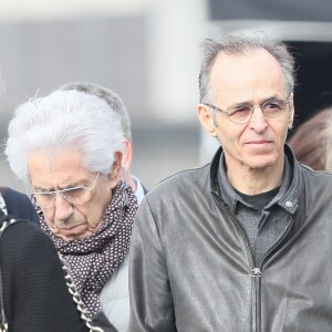 Philippe Gildas et Jean-Jacques Goldman lors des obsèques de Véronique Colucci au cimetière communal de Montrouge, le 12 avril 2018.