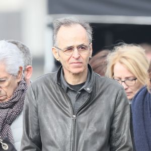 Philippe Gildas et Jean-Jacques Goldman lors des obsèques de Véronique Colucci au cimetière communal de Montrouge, le 12 avril 2018.