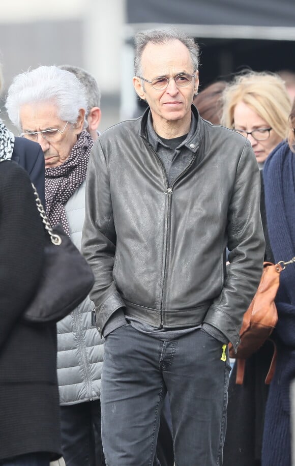 Philippe Gildas et Jean-Jacques Goldman lors des obsèques de Véronique Colucci au cimetière communal de Montrouge, le 12 avril 2018.