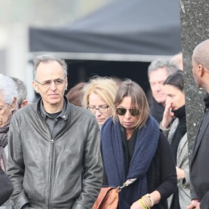 Muriel Bailleul, Philippe Gildas, sa femme Maryse et Jean-Jacques Goldman lors des obsèques de Véronique Colucci au cimetière communal de Montrouge, le 12 avril 2018.