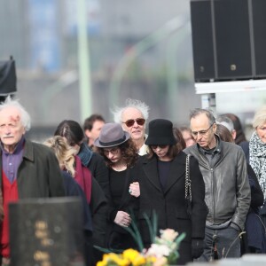 Muriel Bailleul, Maxime Le Forestier et Jean-Jacques Goldman lors des obsèques de Véronique Colucci au cimetière communal de Montrouge, le 12 avril 2018.12/04/2018 - Montrouge