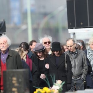 Muriel Bailleul, Maxime Le Forestier et Jean-Jacques Goldman lors des obsèques de Véronique Colucci au cimetière communal de Montrouge, le 12 avril 2018.