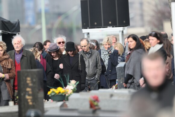 Muriel Bailleul, Maxime Le Forestier et Jean-Jacques Goldman lors des obsèques de Véronique Colucci au cimetière communal de Montrouge, le 12 avril 2018.