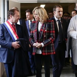 La première dame Brigitte Macron (Trogneux), le président Emmanuel Macron et le docteur Francois Lhote lors de la visite du centre hospitalier Delafontaine à Saint-Denis dans le cadre de la journée mondiale de lutte contre le Sida le 1er décembre 2017. © Stéphane Lemouton / Bestimage