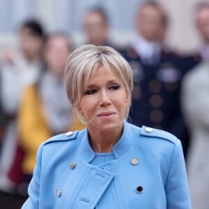 Brigitte Macron (Trogneux) (robe bleue lavande, qui lui est prêtée par Louis Vuitton, conçue par N. Ghesquière) - Passation de pouvoir entre Emmanuel Macron et François Hollande au Palais de l'Elysée à Paris le 14 mai 2017. © Cyril Moreau / Bestimage