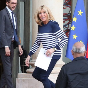 Brigitte Macron sort sur le perron du palais de l'Elysée pendant l'installation du tapis rouge avant l'arrivée de Mohammed VI, le roi du Maroc, à Paris le 10 avril 2018. © Dominique Jacovides / Bestimage