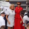 Brigitte Macron (Trogneux) et Mélania Trump descendent d'un bateau après une promenade sur la Seine à Paris, le 13 juillet 2014.