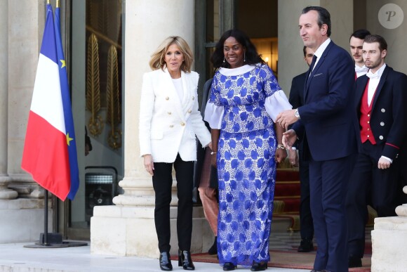 Brigitte Macron raccompagne Clar Weah, la femme du président du Libéria, après un déjeuner de travail au palais de l'Elysée à Paris le 21 février 2018. © Stéphane Lemouton / Bestimage