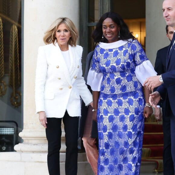 Brigitte Macron raccompagne Clar Weah, la femme du président du Libéria, après un déjeuner de travail au palais de l'Elysée à Paris le 21 février 2018. © Stéphane Lemouton / Bestimage