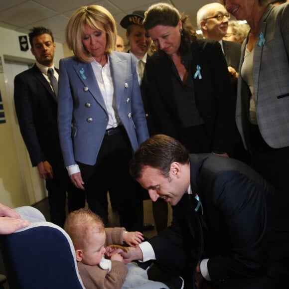 Le président de la République Emmanuel Macron, sa femme la Première Dame Brigitte Macron (Trogneux) et Agnès Buzyn, ministre des Solidarités et de la Santé, - Le couple présidentiel effectuent un déplacement dans un service hospitalier spécialisé dans la détection précoce des enfants autistes à Rouen, France, le 5 avril 2018. © Christophe Ena/Pool/Bestimage