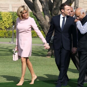 Le président Emmanuel Macron et sa femme Brigitte lors de la cérémonie d'hommage à Gandhi au mémorial Raj Ghat à New Dehli le 10 mars 2018. Le président et sa femme sont en visite d'Etat en République de l'Inde du 9 au 12 mars 2018. © Dominique Jacovides / Bestimage