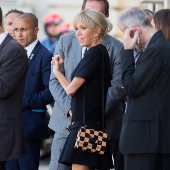 Brigitte Macron (habillée en Louis Vuitton, chaussures Carel) - lors d'une visite du Musée Magritte à Bruxelles, Belgique, le 25 mai 2017.