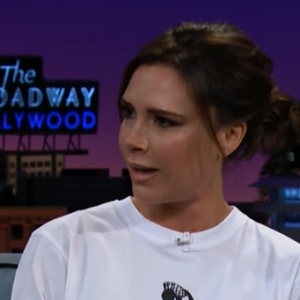 Victoria Beckham sur le plateau du Late Late Show with James Corden (CBS) le 12 avril 2018 à Los Angeles.