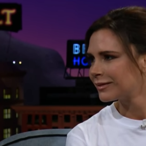 Victoria Beckham sur le plateau du Late Late Show with James Corden (CBS) le 12 avril 2018 à Los Angeles.